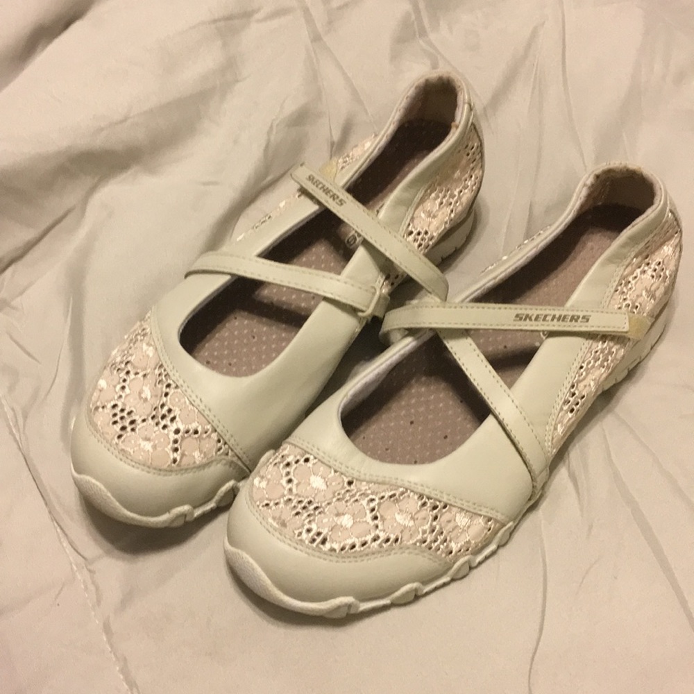 Skechers beige flat shoe